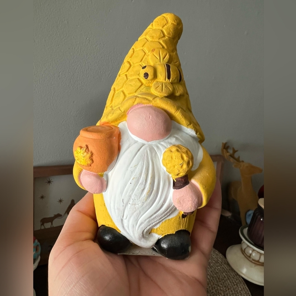Set of 2 Decorative Bee Gnome Figurines, Resin Ornaments for Garden/Home. - Picture 3 of 4